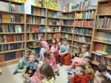 Grupa Biedronki w bibliotece, 